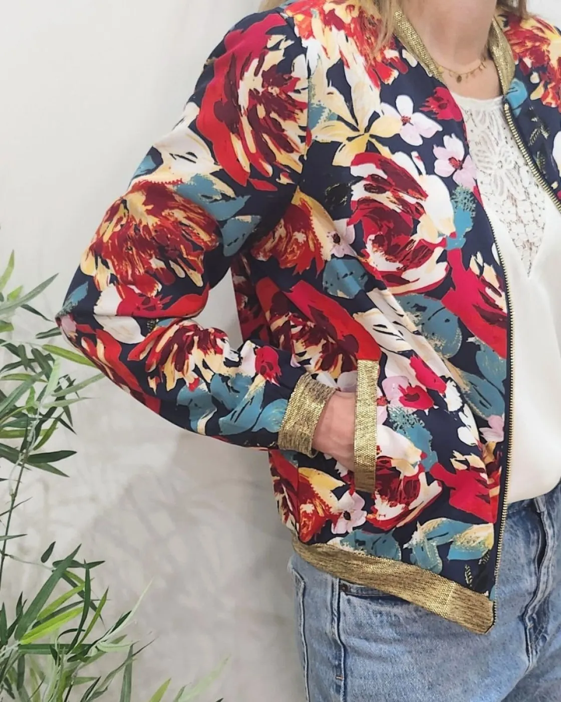 Bombers femme marine fleurs rouges et jaunes Lolanda