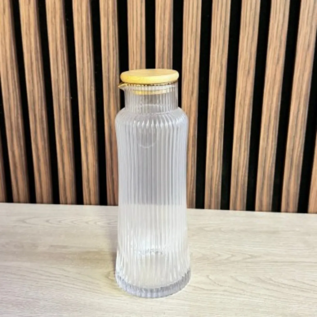 Bouteille en verre avec couvercle, pratique et élégante pour conserver vos boissons. 