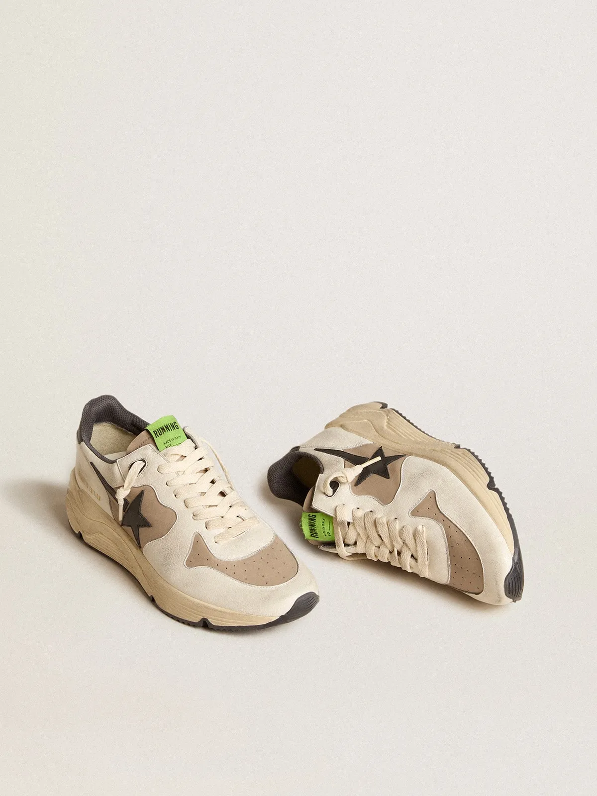 Golden Goose Running Sole: baskets en cuir gris et nappa blanc avec étoile en cuir noir