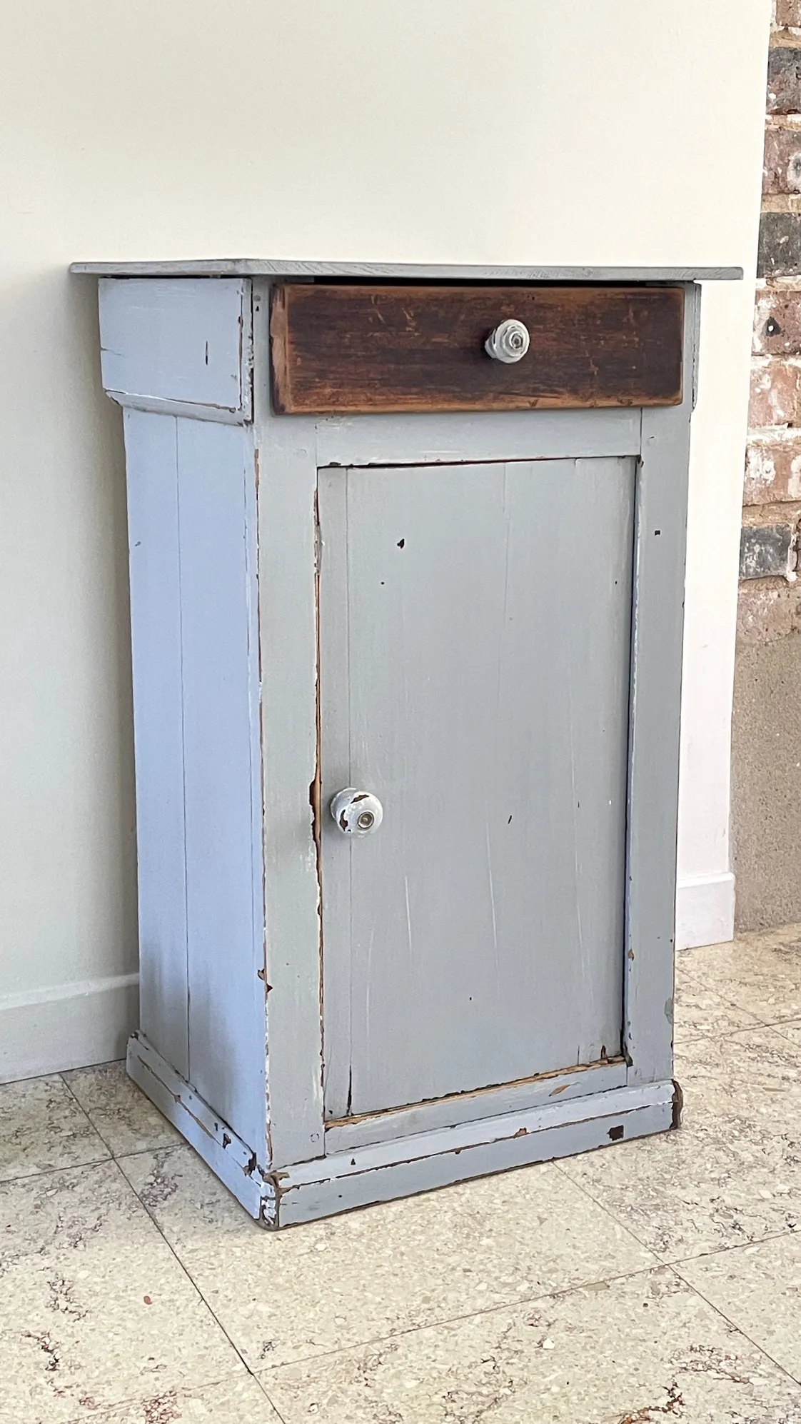 Petit MEUBLE Chevet ANCIEN en Bois Gris Patiné 
