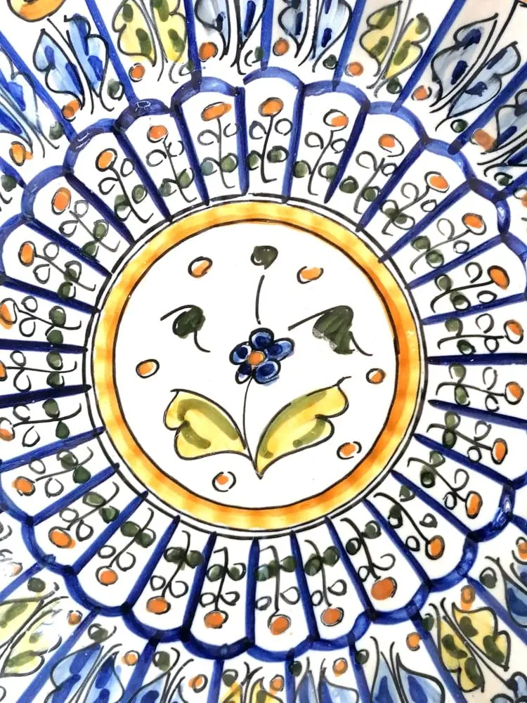  Plat godronné en faïence signé 1951