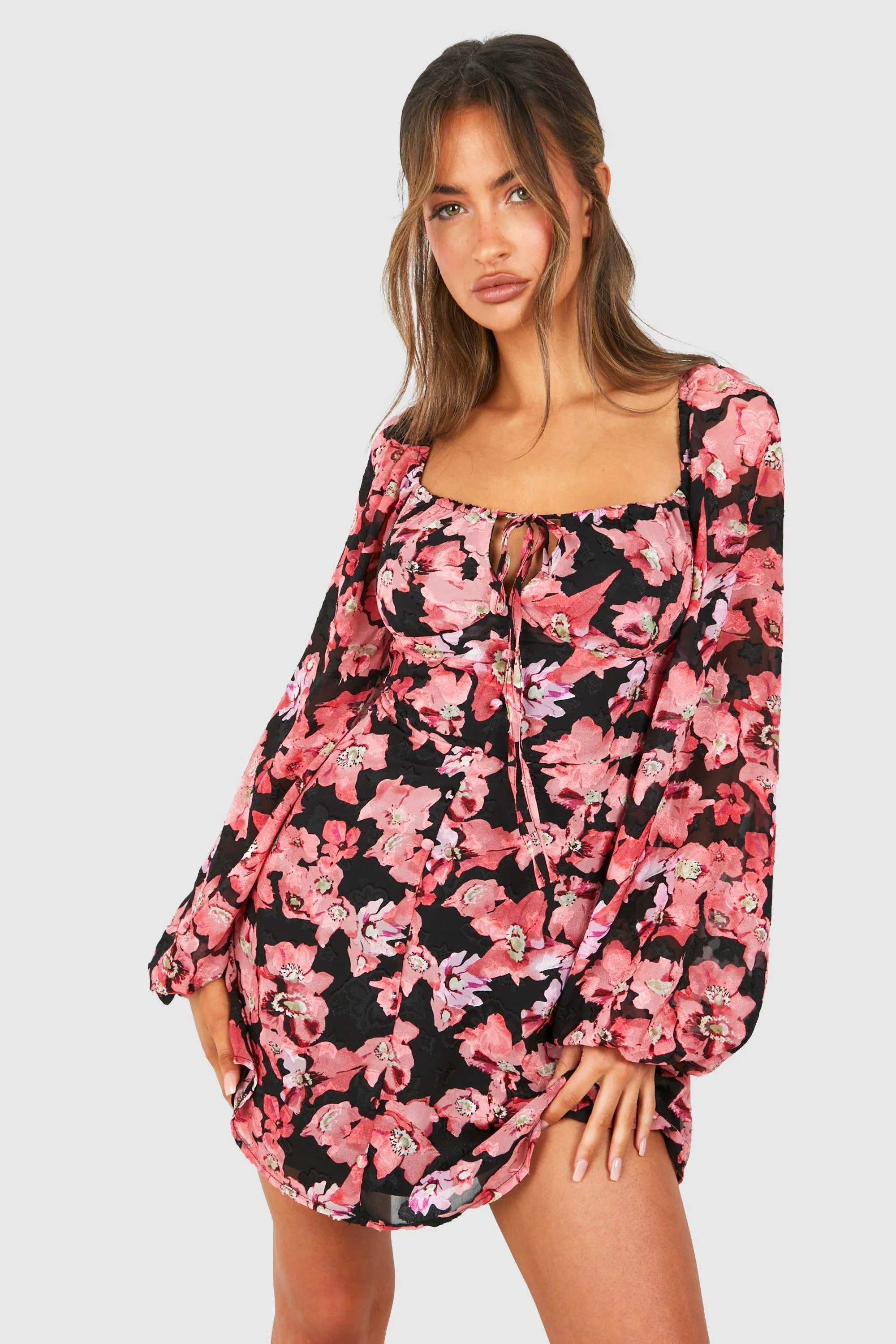 Robe courte fleurie à manches bouffantes