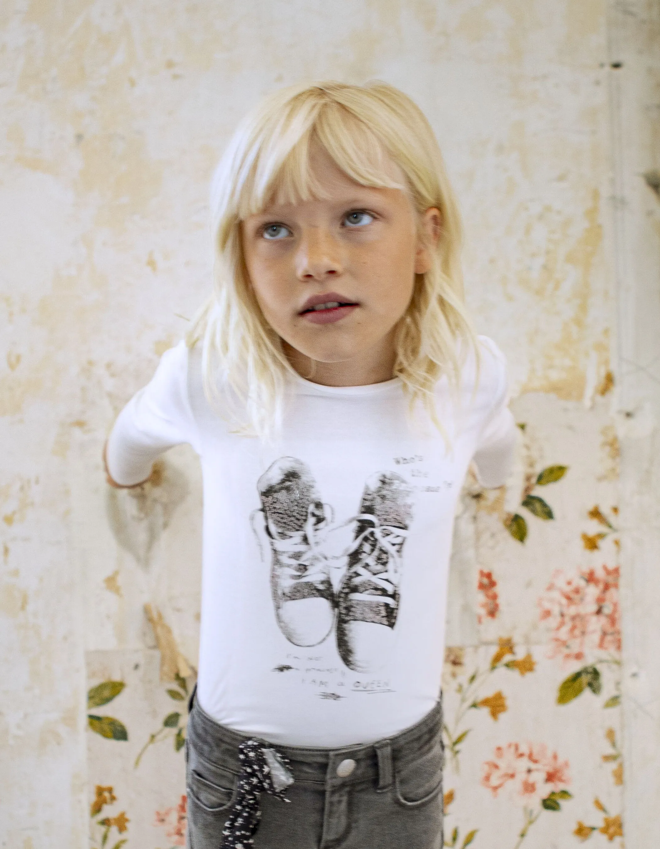 White T-shirt with sequin sneakers design for girls